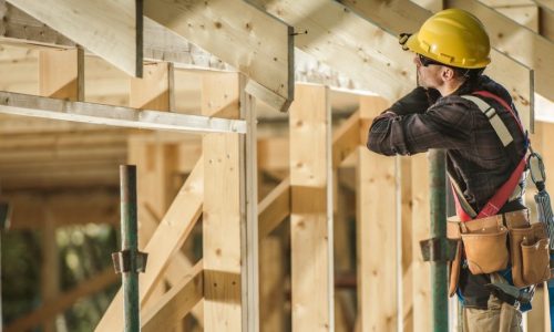 construction-worker-and-newly-built-wooden-roof-frame-1024x548-1-r22y0k7vzqzucp9a0ryftczg9jsxc5mzjxyteofjjs